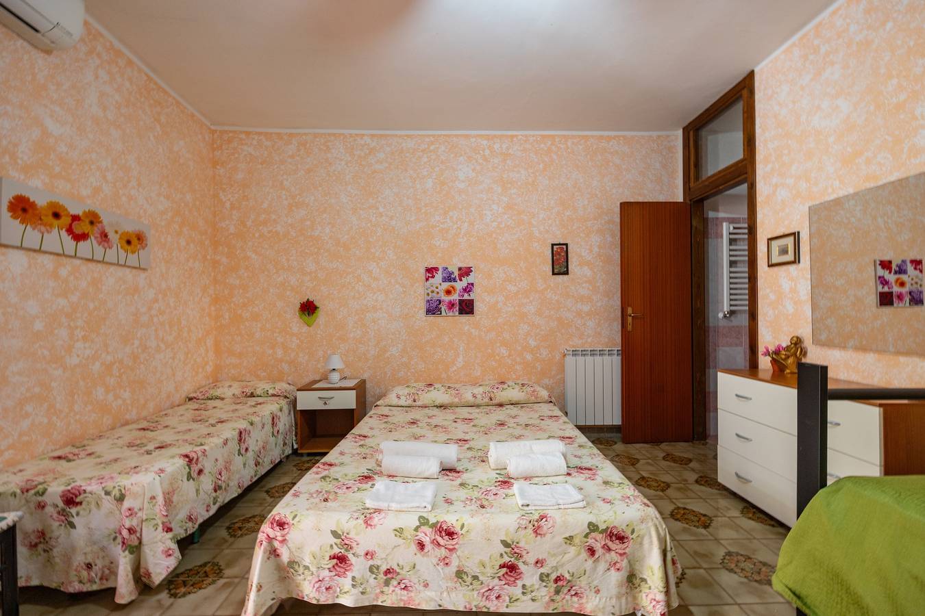 Room 'Appartamento 1 - Stanza 12' with Shared Terrace, Wi-Fi and Air Conditioning in Ficarra, Monti Nebrodi