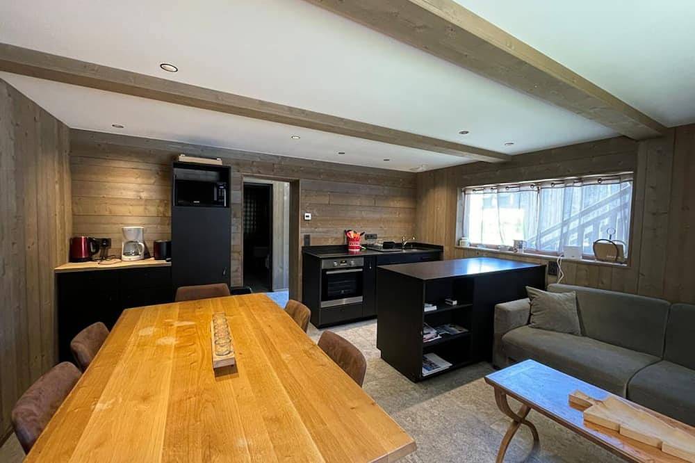 Appartement entier, Appartement rénové, 6 pers, 2 ch + coin montagne, centre Crest-Voland, parking, skiroom, Wifi in Crest-Voland, Région d'Albertville