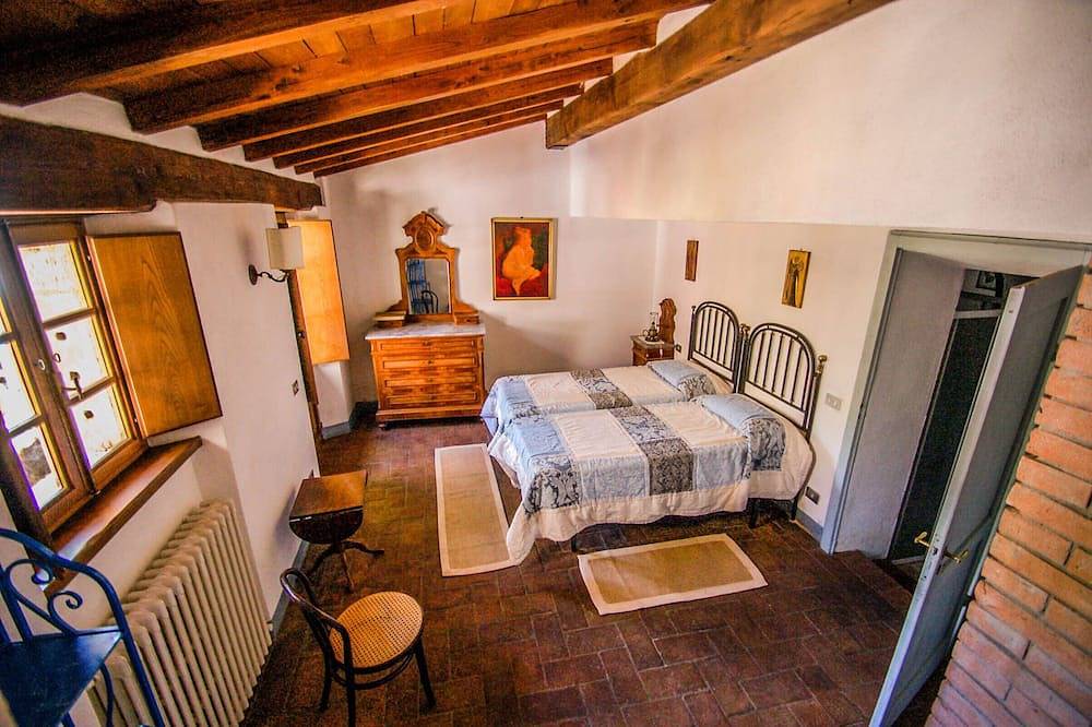 House with private pool,panoramic views in northern Tuscany. 4 bedrooms-9 sleeps in Villa Collemandina, Garfagnana