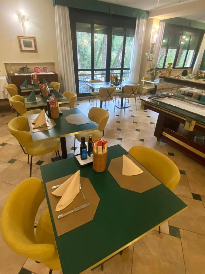 Hôtel, avec Balcon ainsi que Terrasse et Jardin à Marina di Ravenna - 2