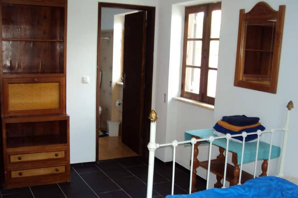 Kleines mehrgeschossiges Haus mit schöner Dachterasse, eingebunden im Dorfleben in Budens, Faro Distrikt