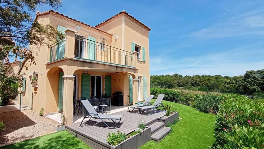Location de vacances pour 8 personnes, avec Balcon et Terrasse ainsi que Jardin et Piscine dans Golf de Saint-Thomas