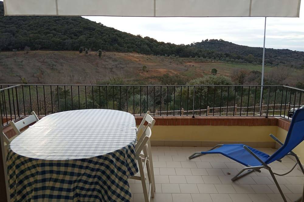 Entire apartment, Overlooking the Maremma in Scarlino, Grosseto Province