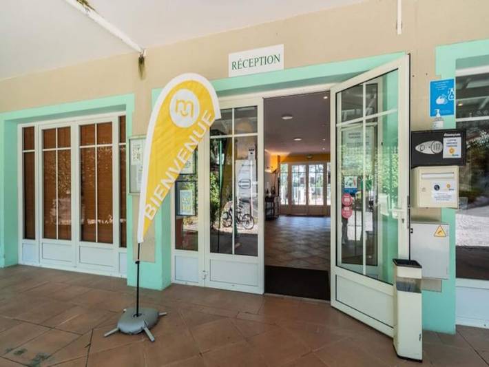 Gîte pour 6 personnes, avec piscine ainsi que jardin et terrasse, adapté aux familles dans Golf de la Méjanne - 2