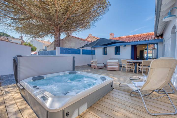 Villa for 6 people, with hot tub and garden, with pets in Loire Valley
