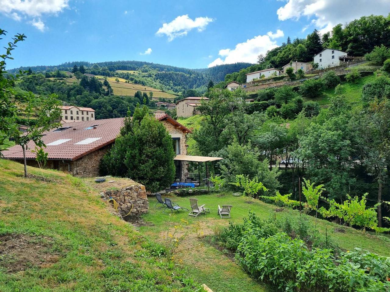 Alojamiento encantador con terraza, billar y mascotas permitidas in Doizieux, Parque Natural Regional de Pilat
