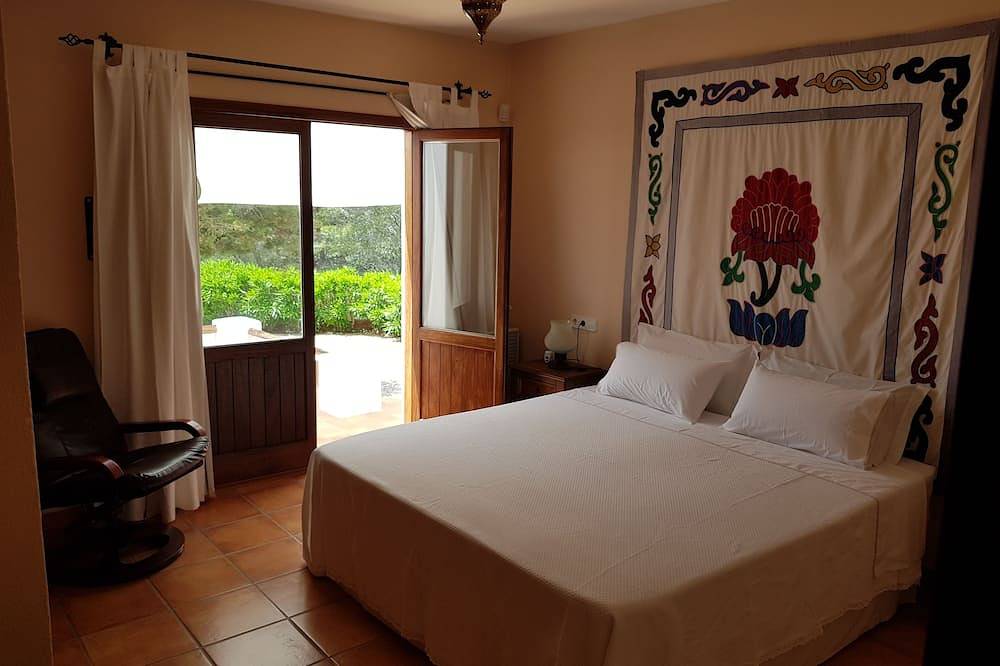 Bonita casa en Ibiza en entorno natural ,  Wifi , bbc,  piscina, in Santa Eulària des Riu, Ibiza Este