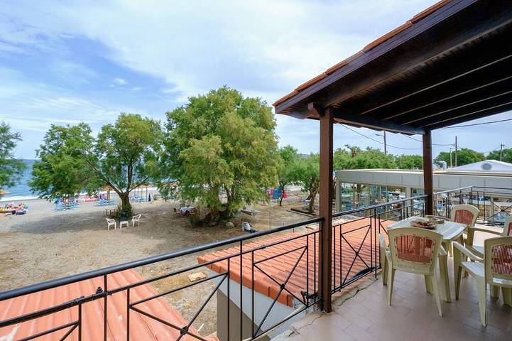 Seafront Paradise with sand Yard 10 m. from Beach! in Plataniás, Région de la Canée