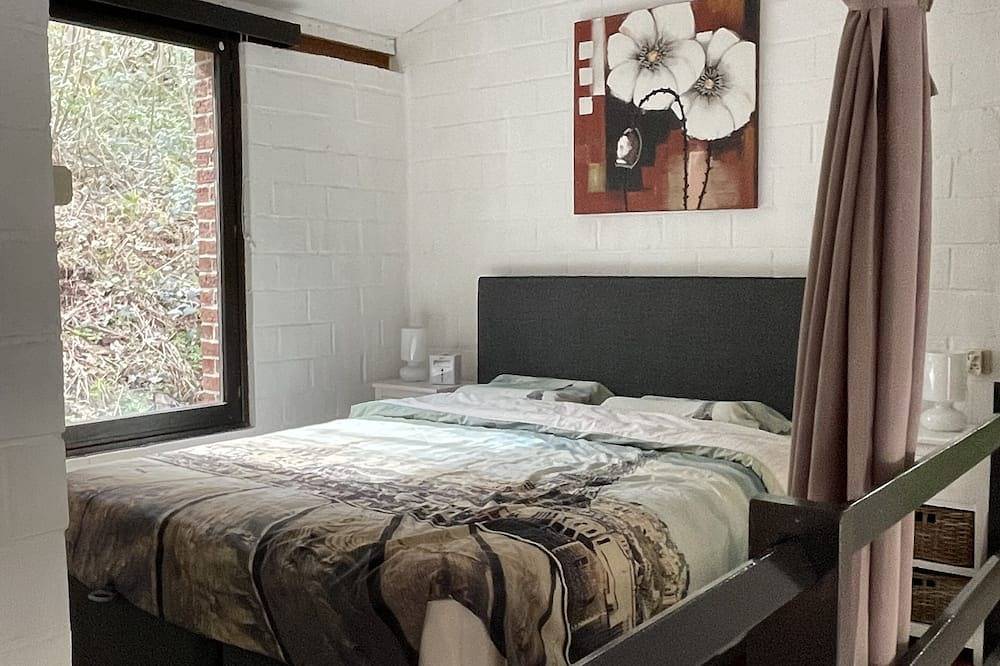 Gezellige Chalet met groot zonneterras in Domaine du Bonsoy Hastière bij Dinant in Hastière, Regio Namur