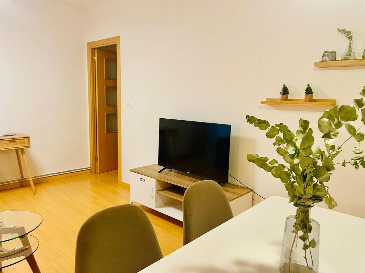 Apartamento entero, Apartamento céntrico en Jaca con piscina, 2 baños, 2 habitaciones y capacidad para 6 personas in Jaca, Pirineos