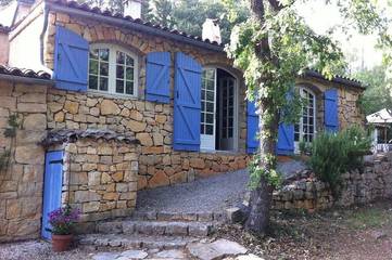 Location de vacances pour 6 personnes, avec jardin à Entrecasteaux