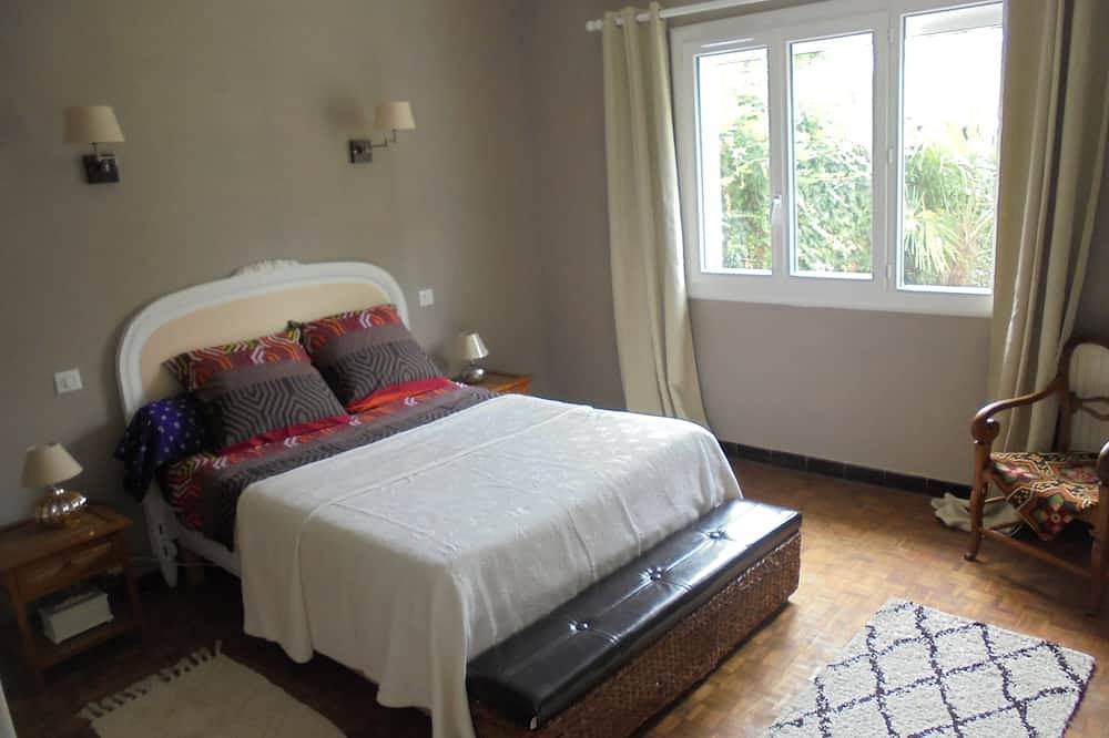 House near Kayak stadium and center of Pau in Bizanos, Béarn