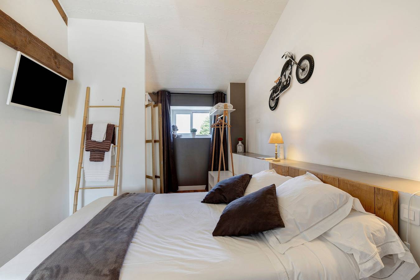 Chambre d’hôtes « Eugénie - Aux Charmes d’Antan » avec piscine, terrasse et Wi-Fi partagés in La Pommeraie-sur-Sèvre, Fontenay-le-Comte