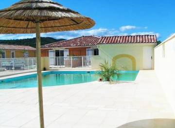 Gîte pour 4 personnes, avec terrasse ainsi que piscine et jardin à Vallon-Pont-d'Arc