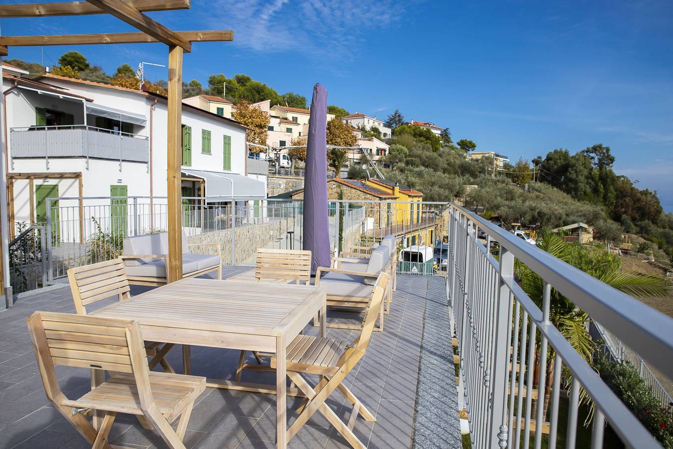 Ganze Ferienwohnung, Ferienwohnung für 4 Personen mit Terrasse in Cipressa, Riviera di Ponente