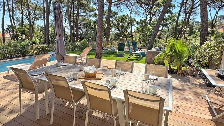 Gîte pour 10 personnes, avec piscine ainsi que jardin et terrasse, adapté aux familles dans Plage de la Nartelle - 3