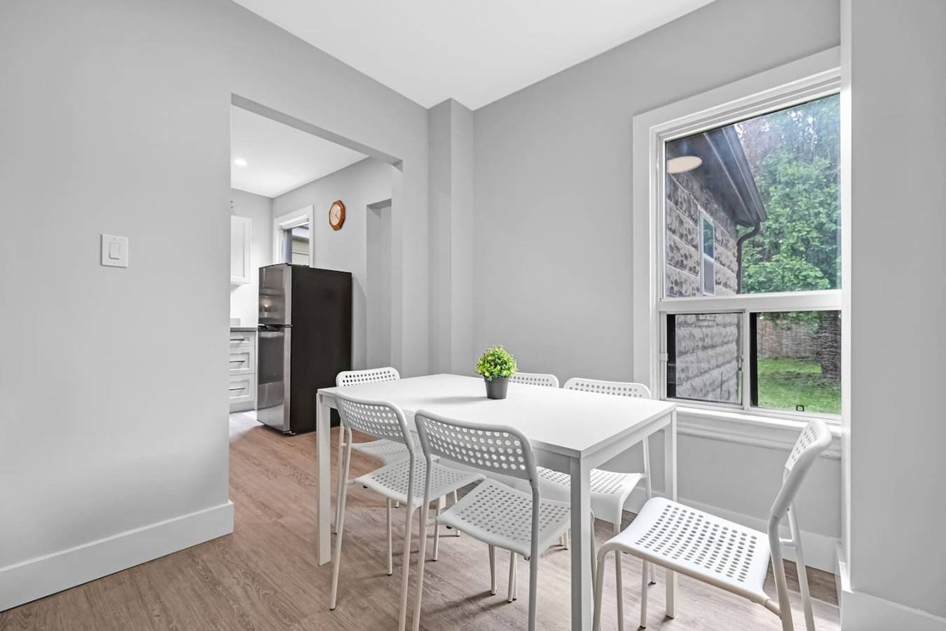 Bright & Renovated 3Br Hamilton Gem Near Downtown in Hamilton, Lake Ontario (Canada)