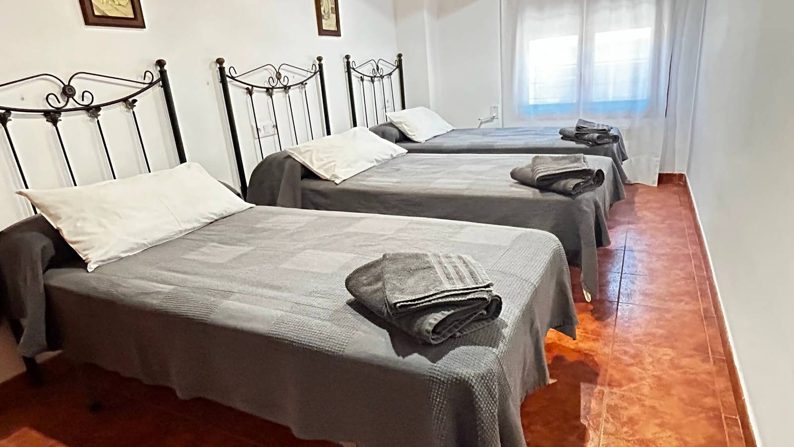 Apartamento entero, Apartamento 'Tres' con vistas a la montaña, terraza compartida y Wi-Fi in Guadalaviar, Muela de San Juan