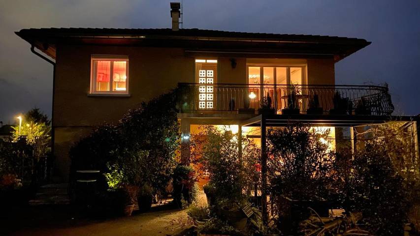 Location de vacances pour 2 personnes, avec vue ainsi que jardin et piscine, animaux acceptés à Saint-Laurent-de-Mure - 4