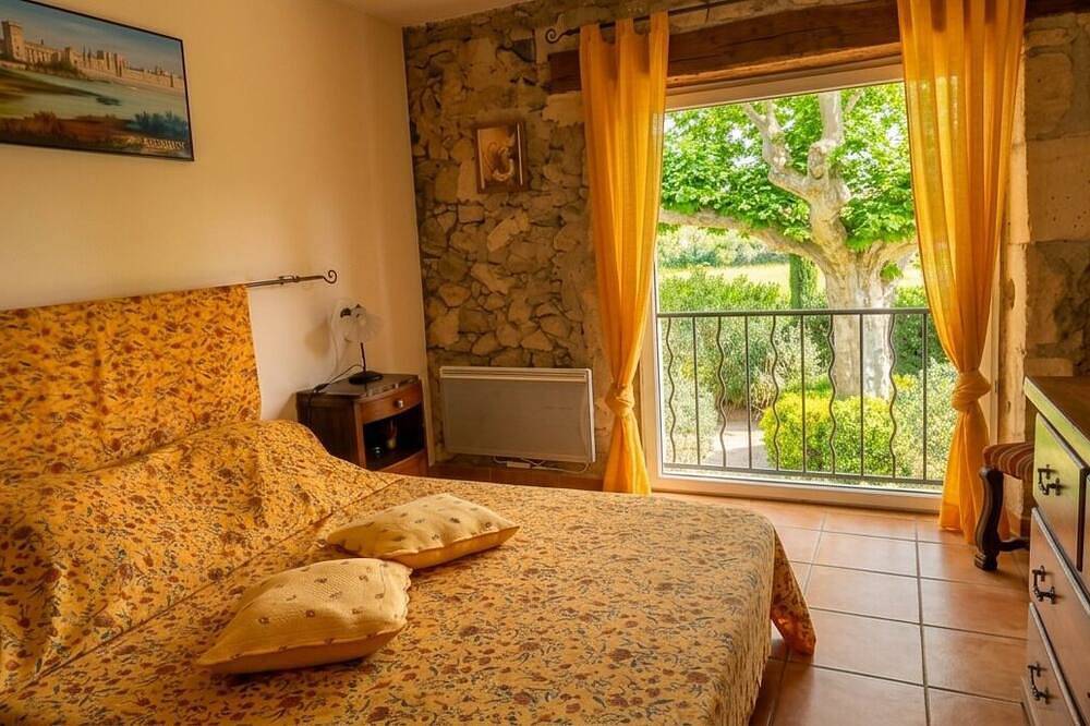 Old Mas in Provence with swimming pool in Cabannes, Arles region