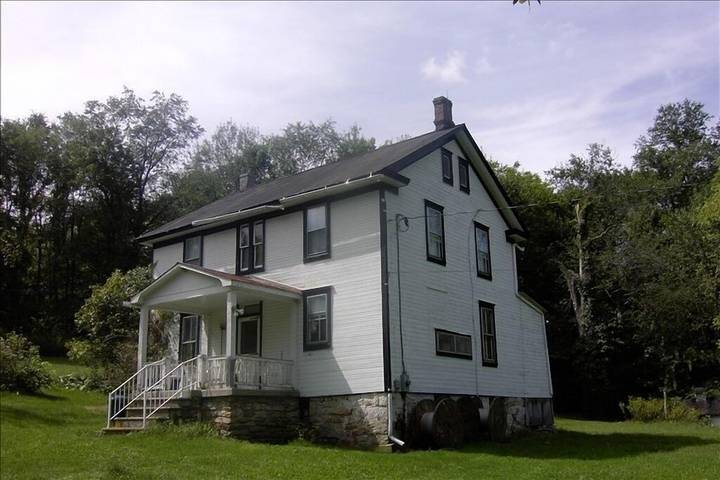 Barn for 10 people, with yard and hot tub in Raystown Lake