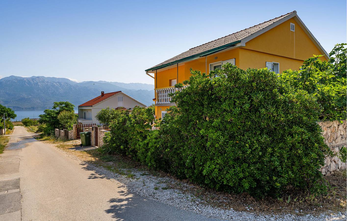 Ganze Ferienwohnung, Gemütliche Ferienwohnung am Meer mit Terrasse und Parkplatz, 400 m von der Küste entfernt in Razanac, Zadar