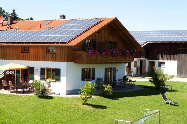 Ferienwohnung für 4 Personen, mit Balkon und Terrasse sowie Garten und Ausblick