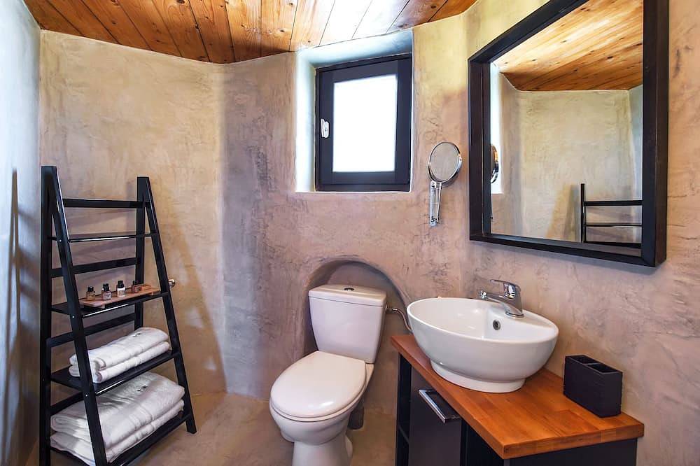 Casas elegantes y auténticas con hermosa vista al mar! in Vourvoulos, Santorini