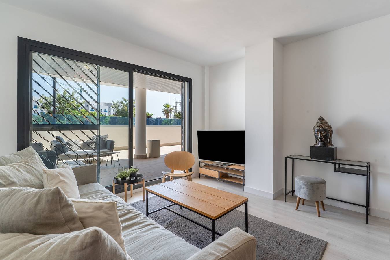 Apartamento entero, Apartamento 'Jardines De Las Lagunas' con piscina comunitaria, Wi-Fi y aire acondicionado in Mijas Costa, Mijas