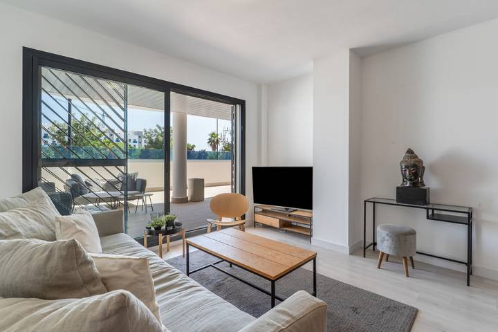 Entire apartment, Apartment 'Jardines De Las Lagunas' with Shared Pool, Wi-Fi and Air Conditioning in Mijas Costa, Mijas