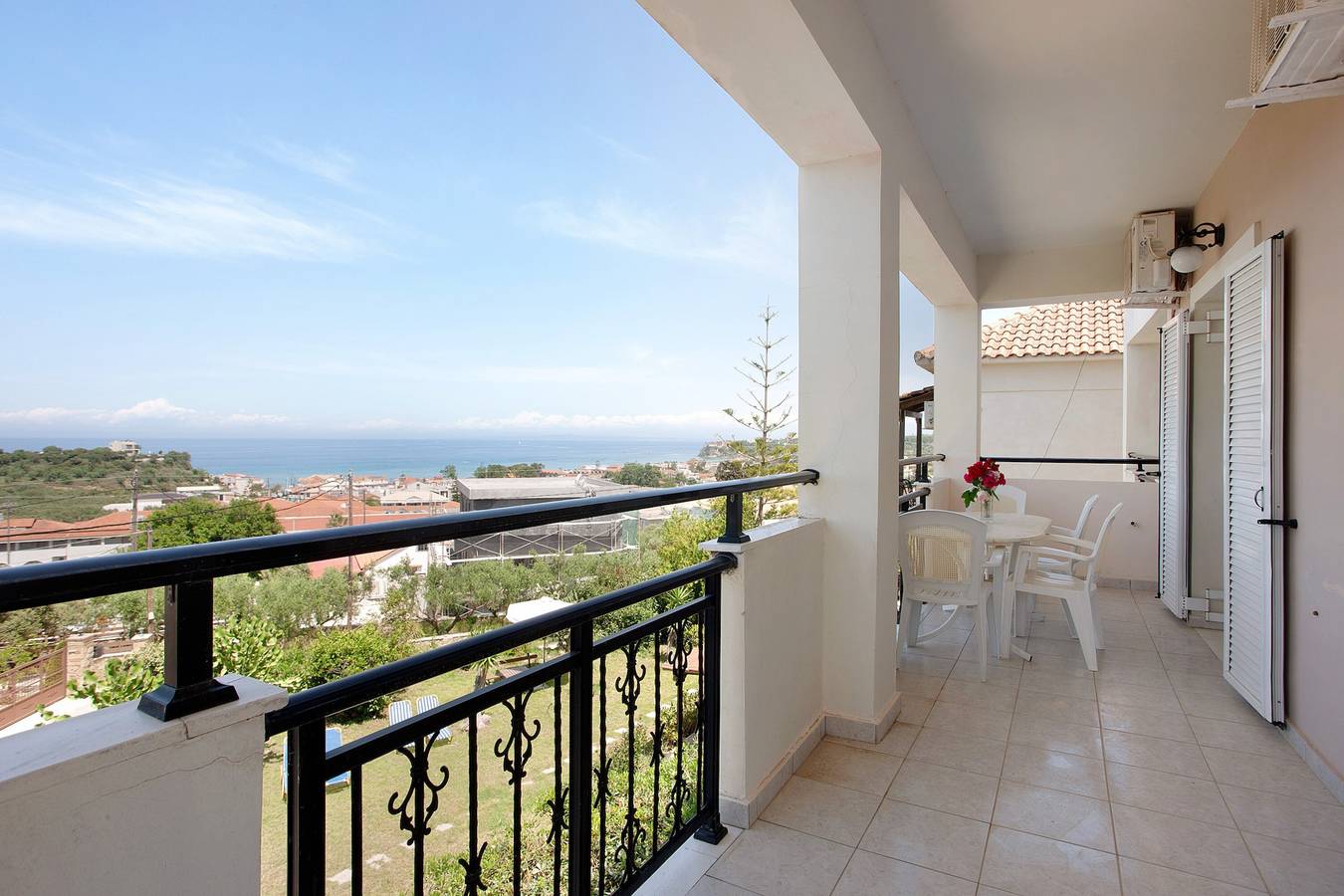 Entire apartment, Holiday Apartment "Yiannis Superior Apartment" with Sea View, Wi-Fi & Garden in Planos, Zakynthos