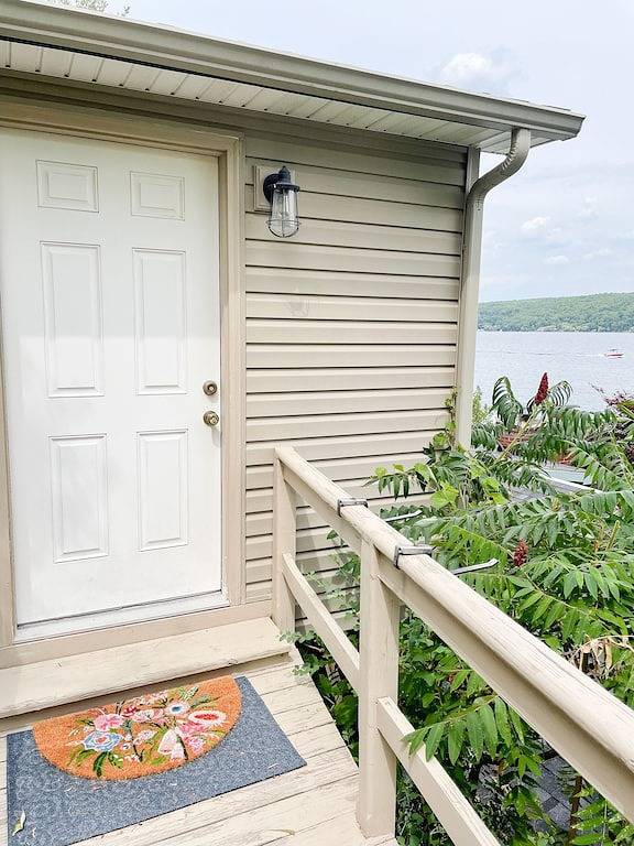 Private lakefront oasis close to wineries and Hammondsport in Keuka Lake