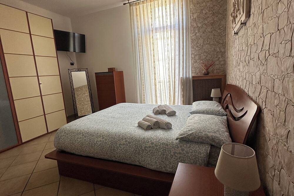 Entire apartment, \"Stylish and modern stay a stone's throw from downtown close to all amenities\" in Modena, Modena Province