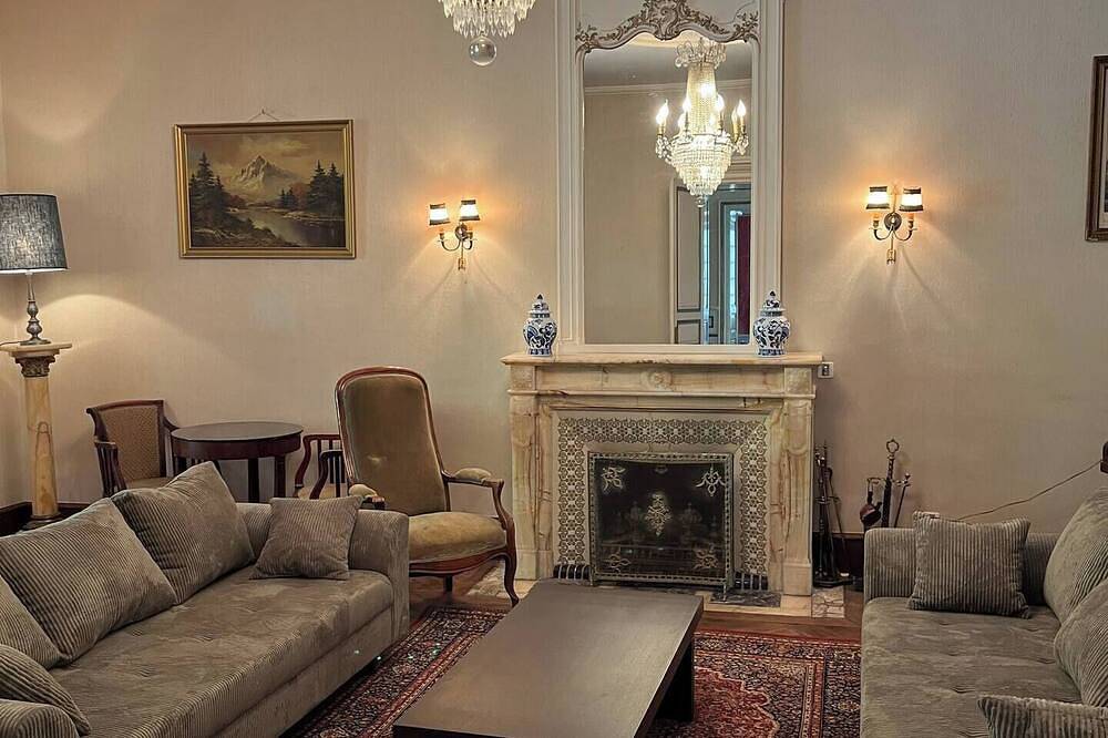 Entire apartment, Gite pour 13 personnes situé au Centre ville de Ruffec avec une grande cour intérieure où l'on peut se garer, et un grand jardin arboré.<br>Entre 200€ et 300€/nuit selon la saison. in Ruffec, Charente