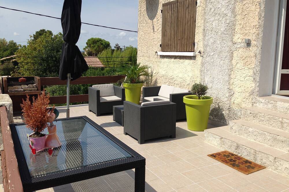 Appartement entier, Appartement en haut de villa avec terrasse et terrain pour animaux, 5 personnes in Marignane, Côte méditerranéenne (France)