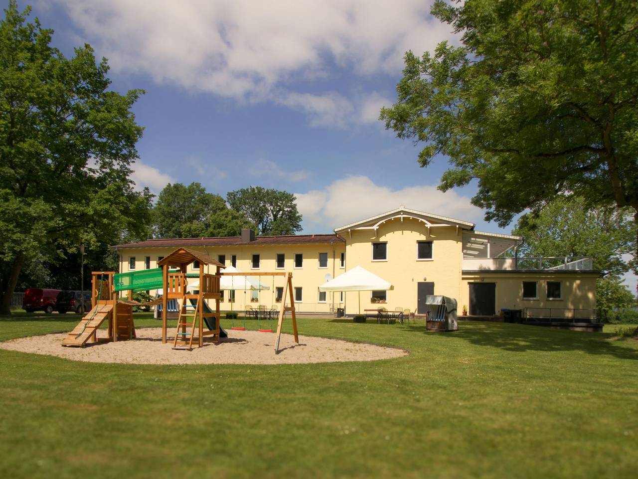 Ganze Ferienwohnung, Gästehaus Niederhof - nur 50 Meter bis zum Boddenstrand - Große Ferienwohnung 3 Seeblick in Sundhagen, Stralsund Umland
