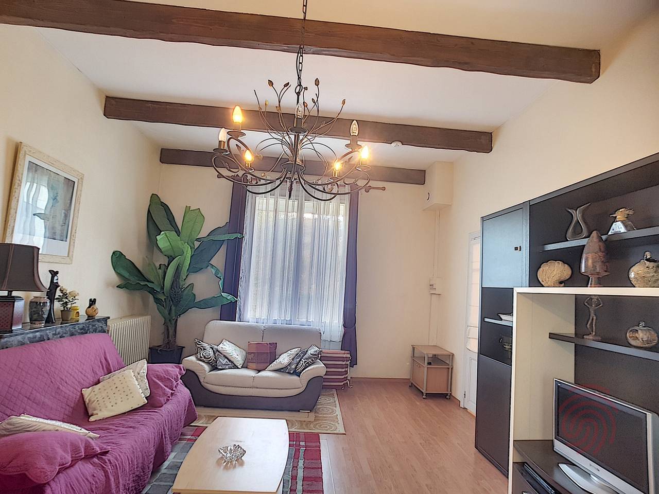 Appartement entier, Charmant F2 avec terrasse près du centre et des thermes, animaux acceptés, options de services disponibles in Lamalou-les-Bains, Région de Béziers
