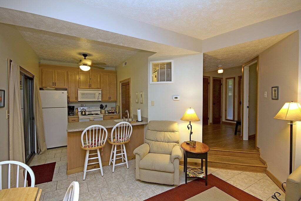 Ganze Wohnung, 2 Minuten von den Geschäften und Aktivitäten; Gemütliches 1 Schlafzimmer Endgerät, hundefreundlich! in Wintergreen, Nelson County