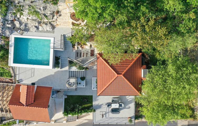 Modernes Apartment mit Pool, Terrasse und WLAN, in der Nähe von Fluss und See in Makarska Riviera