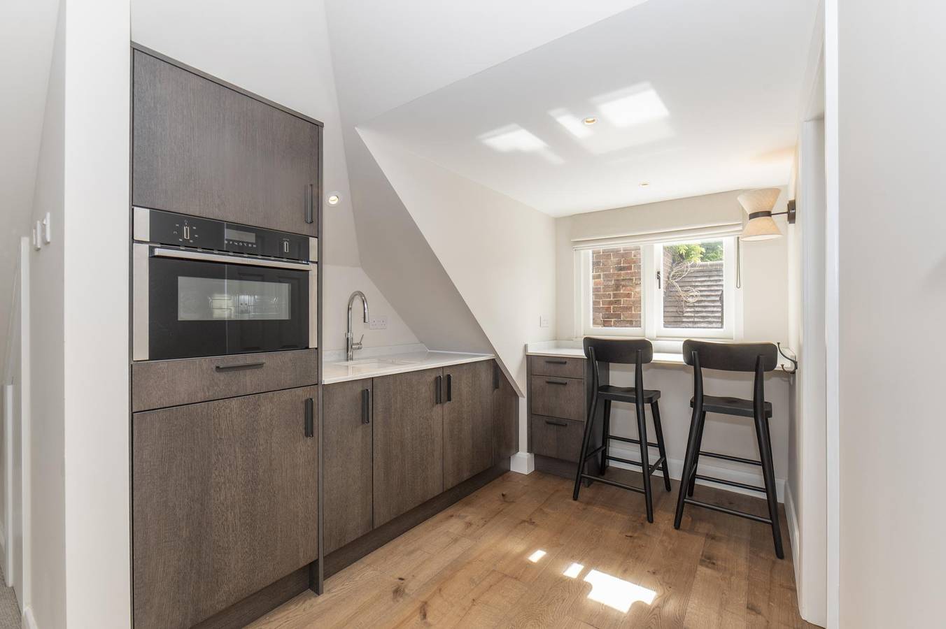 Entire apartment, Central Surbiton Studio | Walk to Station - Pass the Keys in Surbiton, London