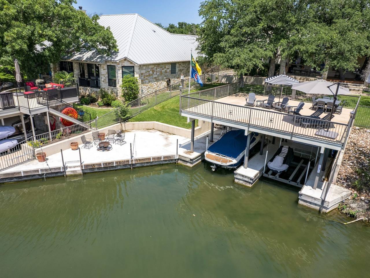 Waterfront Home   Boat Slip   Spacious Outdoor Patio   Fenced Yard in Horseshoe Bay, Condado de Llano