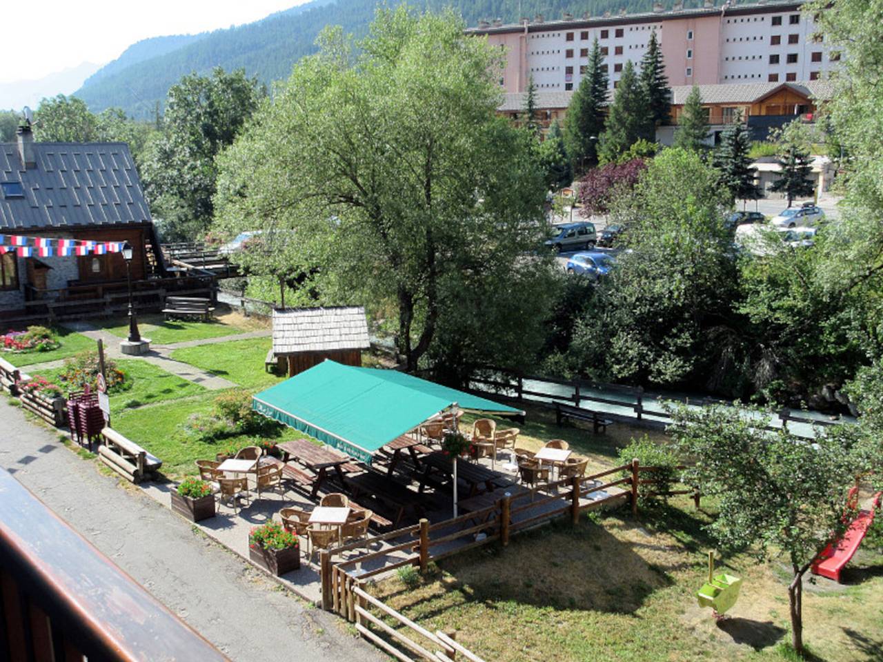Entire apartment, Spacious 4-Room Apartment for 8 with Balcony & Fireplace, 300m from Slopes in La Salle-les-Alpes, Serre Chevalier