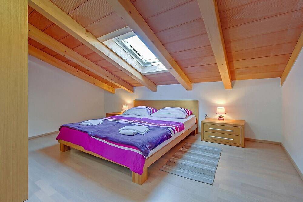 Ganze Wohnung, Ferienwohnung Rose mit großem beheiztem Pool 50m2 und Meerblick in Nerezine, Kvarner Inseln