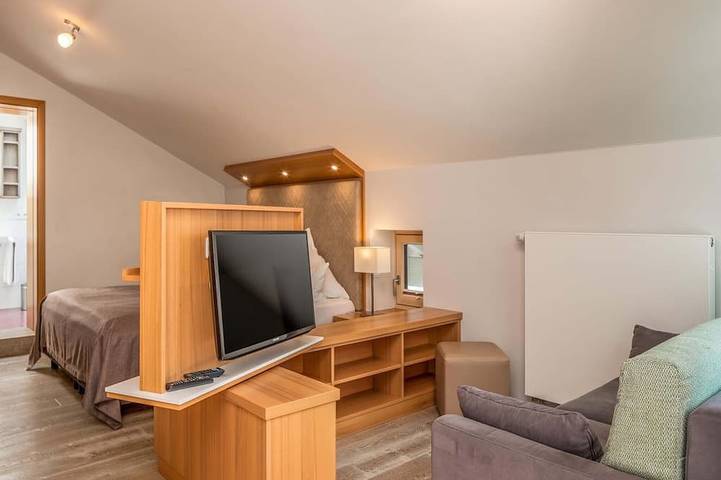 Ganze Wohnung, Loggia, 42 qm Dachgeschoss, Wohn-/Schlafraum kombiniert in Bad Endorf, Chiemsee