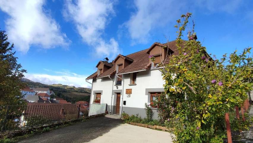 Apartamento para 8 personas, con jardín y vistas, Se admiten mascotas en Jaurrieta