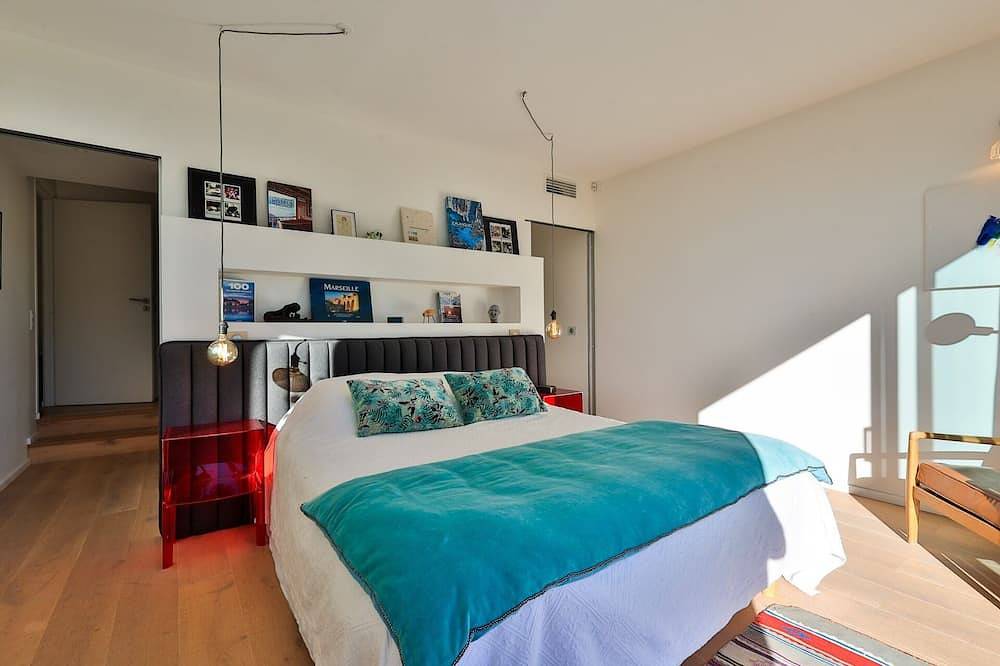 Villa Roucas Blanc in quiet neighborhood with unobstructed view. Beach access on foot. in Marseille, Marseille region