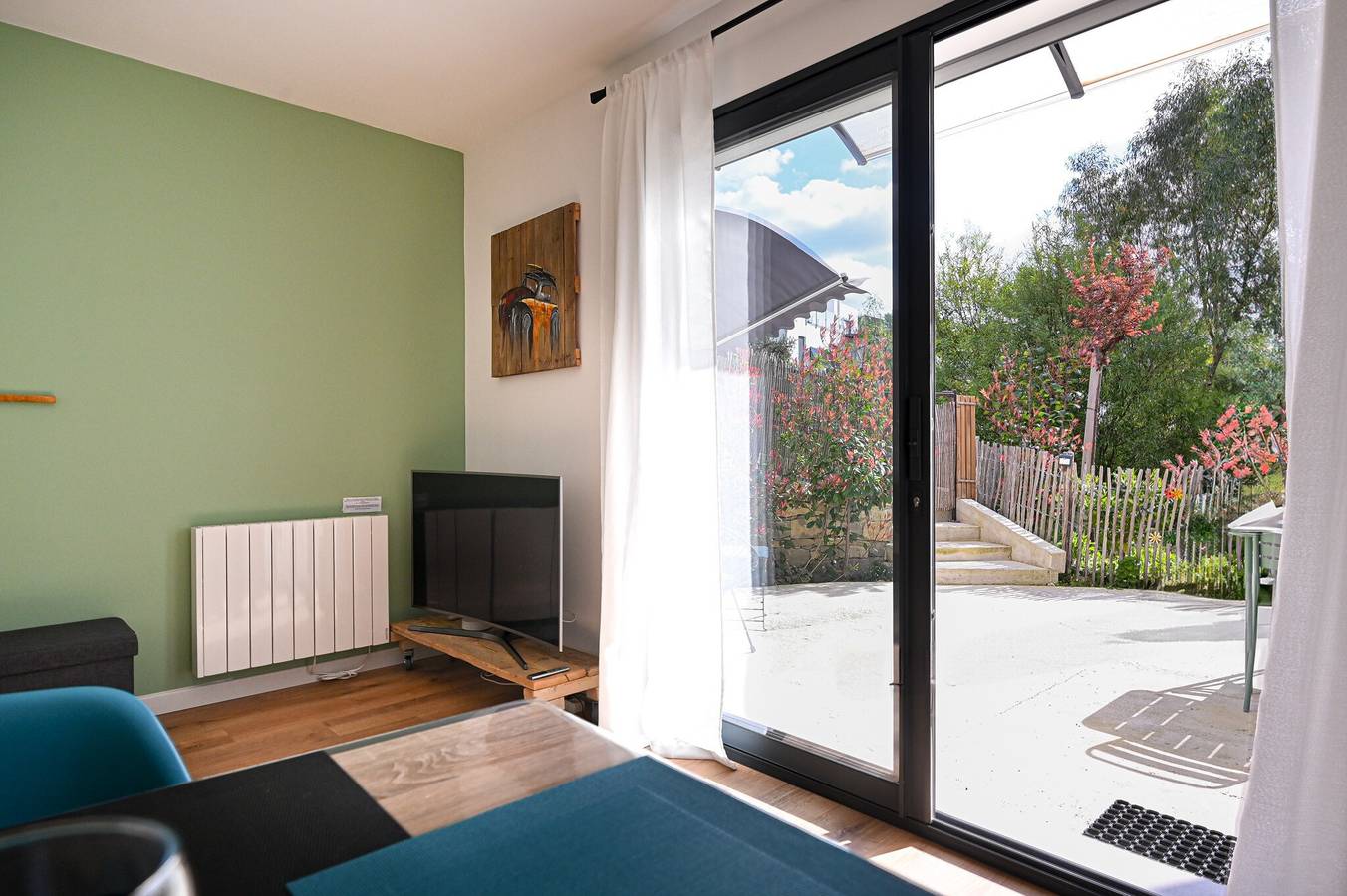 Entire apartment, Le Cocoon Apartment with Terrace in Detached House in Ceyreste, Marseille region