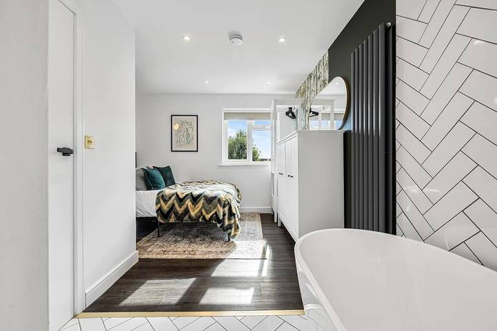 Luxury Salford Quays House w/ Free Parking, Near Media City in Grand Manchester