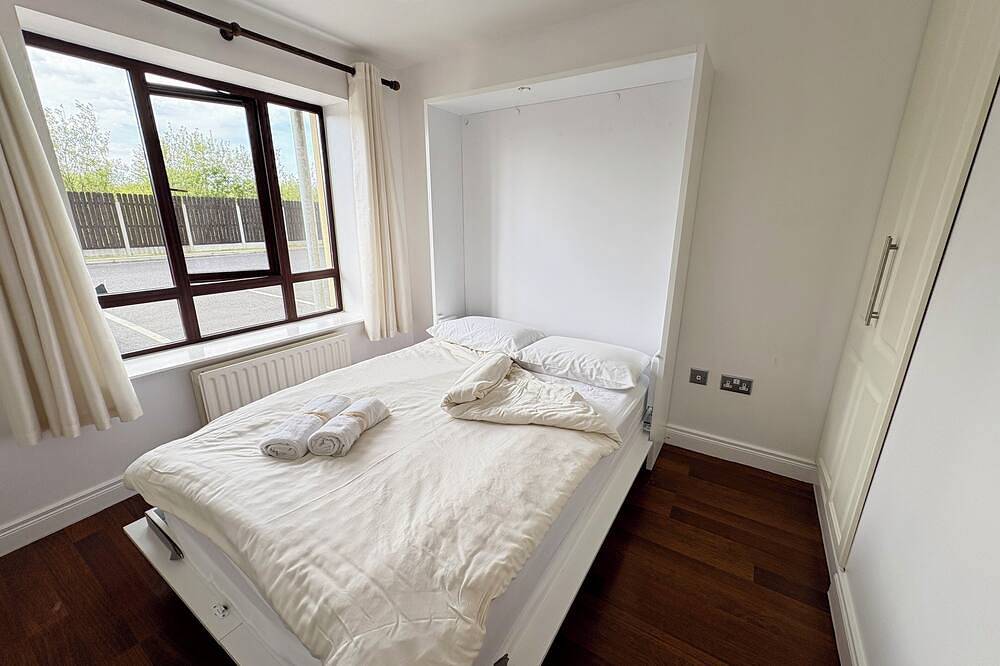 Entire apartment, Family Friendly Mullingar Self Catering Apartment on Park Hotel Grounds in Mullingar, County Westmeath