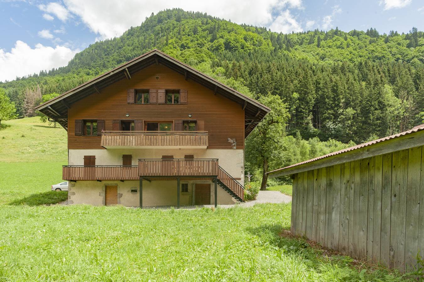Ganze Wohnung, Apartment 'Grand Appartement Proche Gd Bornand' mit Bergblick, Gemeinschaftsgarten und Balkon in Glières-Val-de-Borne, Region Bonneville